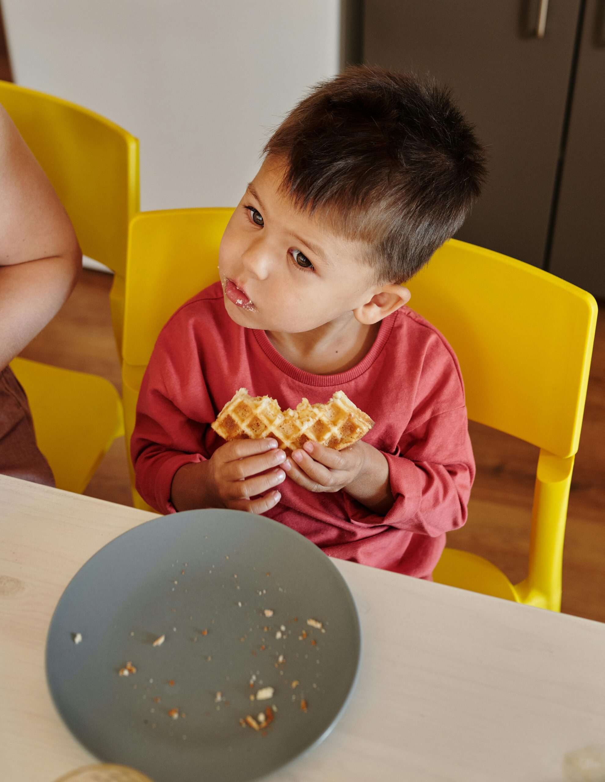 Child exploring food textures during pediatric feeding therapy